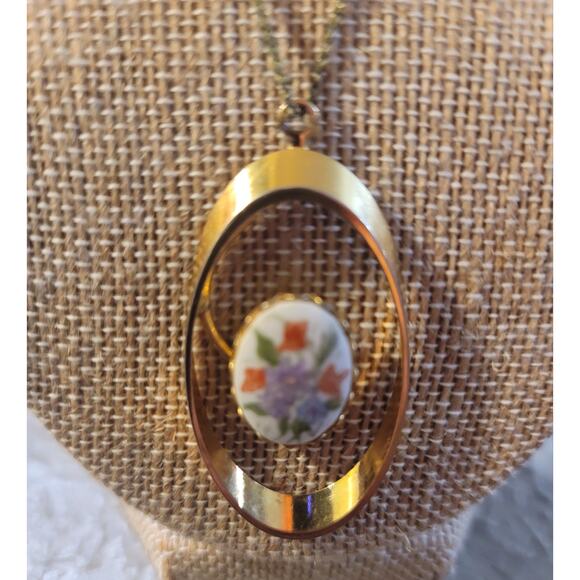 Vintage Gold Tone Necklace with Floral Pendant - Picture 1 of 4